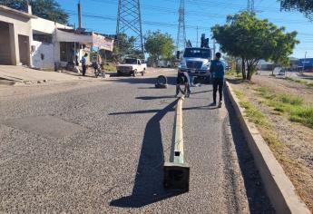 Tráiler derrumba un poste de luz en Culiacán
