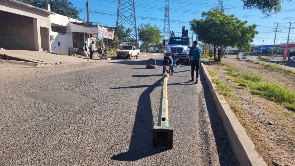Tráiler derrumba un poste de luz en Culiacán