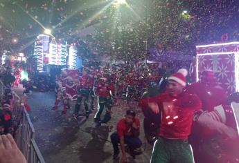 ¡Santa Claus, osos y renos!, culiacanenses disfrutan del mágico desfile de Navidad Coca-Cola