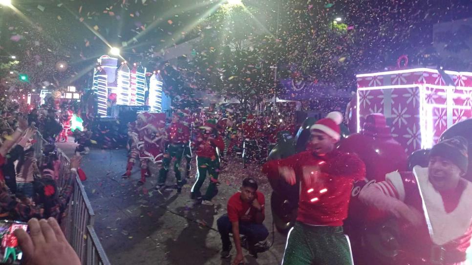 ¡Santa Claus, osos y renos!, culiacanenses disfrutan del mágico desfile de Navidad Coca-Cola