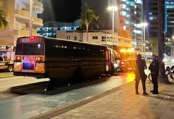 Policías persiguen a balazos a un autobús escolar en pleno Malecón de Mazatlán