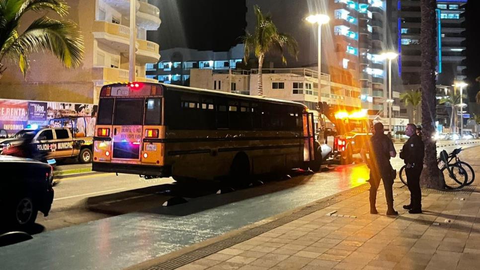 Policías persiguen a balazos a un autobús escolar en pleno Malecón de Mazatlán