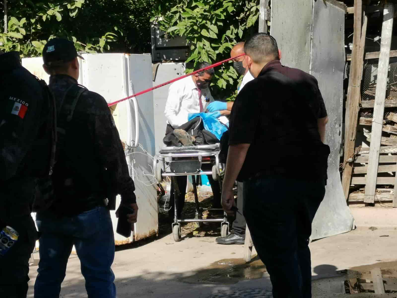 El cuerpo al ser llevado a una funeraria para su autopsia de ley.