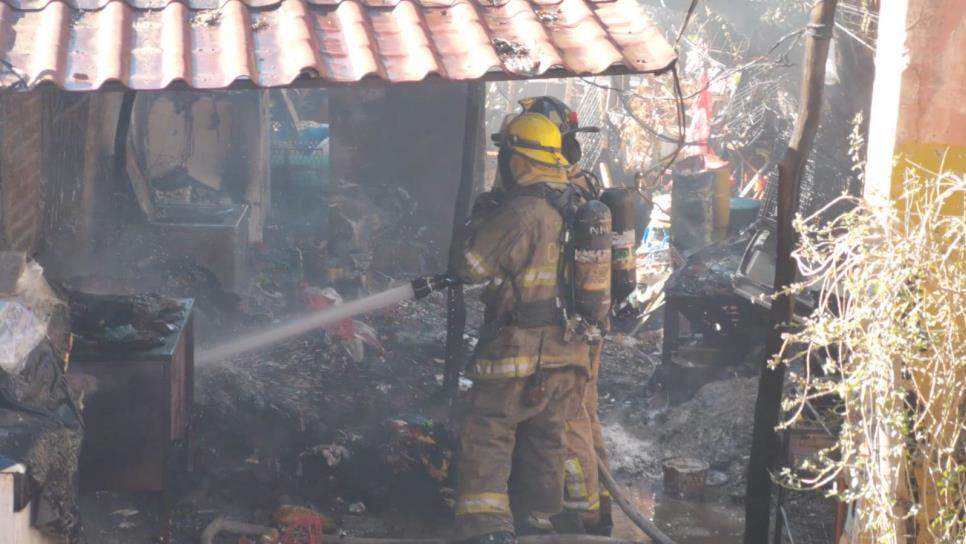 Se quema humilde vivienda mientras cocinaban en una hornilla, una familia se quedó en la calle