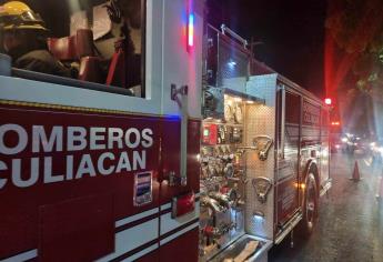 Por falla mecánica se incendió una camioneta  por el bulevar  Pedro Infante en Culiacán 