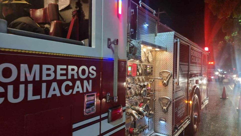 Por falla mecánica se incendió una camioneta  por el bulevar  Pedro Infante en Culiacán 