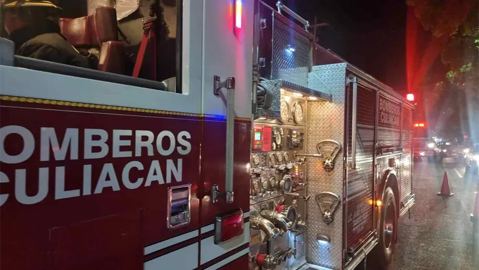 Bomberos llegaron para sofocar el incendio.