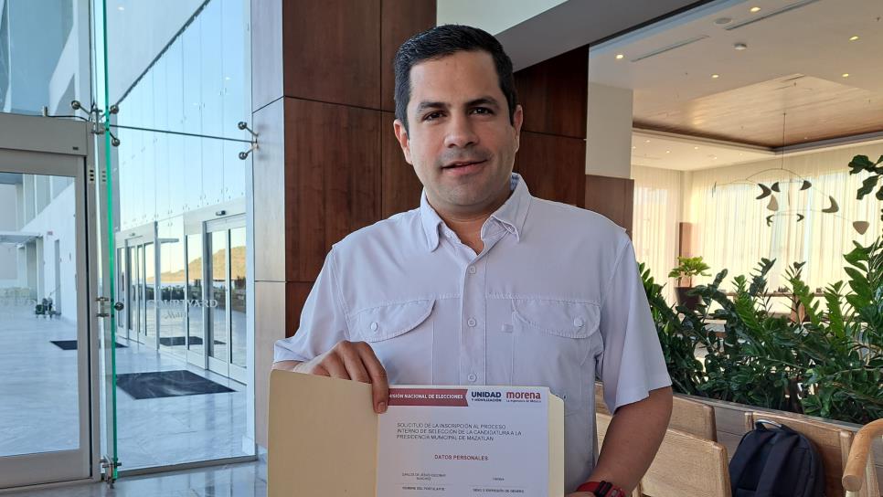 Carlos Escobar se registra por Morena para la alcaldía de Mazatlán en 2024