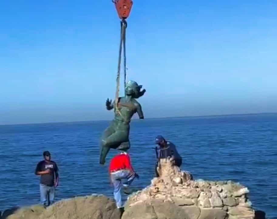 Retiran a La Diosa de los Mares del Malecón de Mazatlán