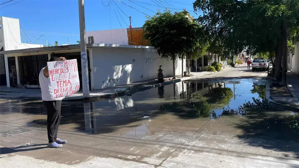 Con una marcha, vecinos de Los Mochis buscan dejar de vivir entre heces fecales