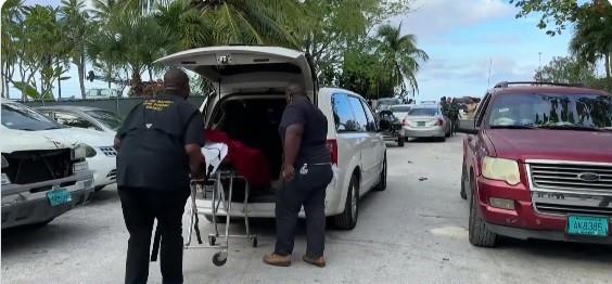 Fallece mujer surfista en Las Bahamas tras ataque mortal de un tiburón