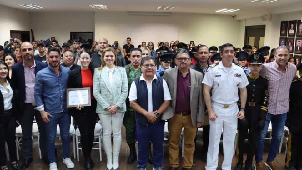 Premian a ganadores del Desfile Cívico Deportivo del 20 de Noviembre