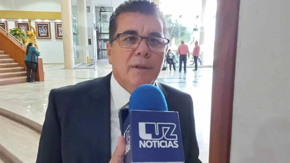 Detalló que en su huida el sujeto causó daños a la infraestructura del malecón, y a una patrulla de la Policía Municipal.