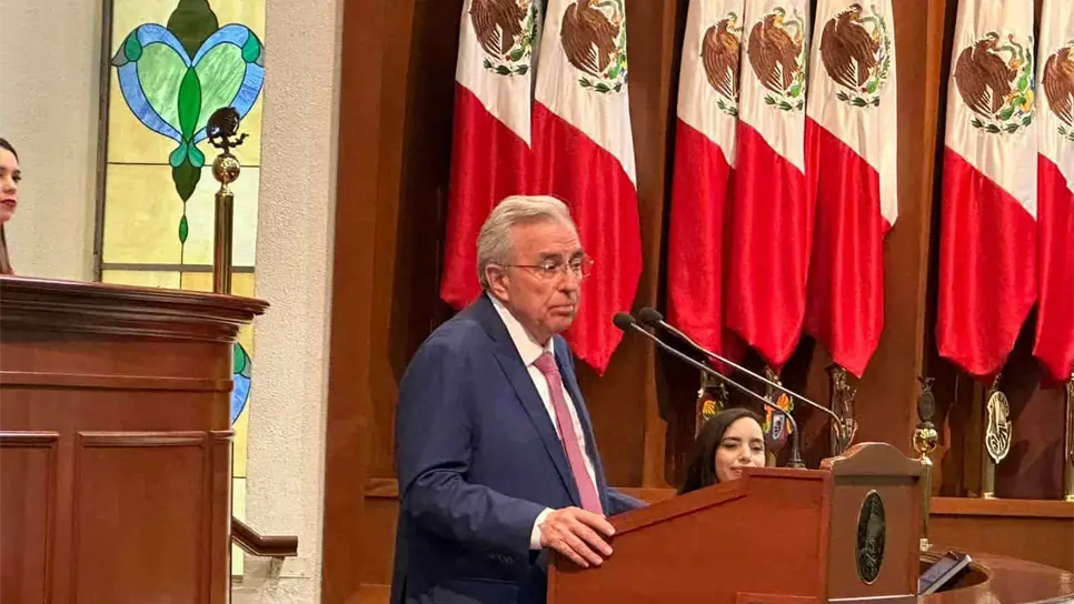 El mandatario estatal al dar su informe en el Congreso del Estado.