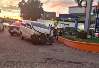 Familia se impacta contra camioneta del Ejército en Culiacán