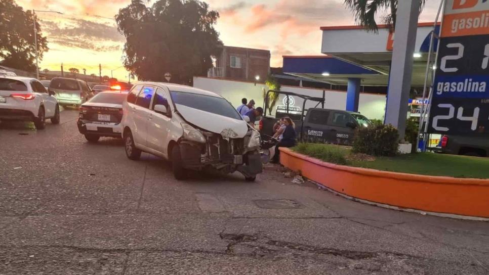 Familia se impacta contra camioneta del Ejército en Culiacán