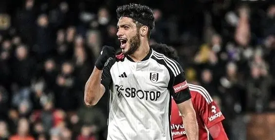 El delantero mexicano volvió a sonreír al marcar su primer doblete con el Fullham.