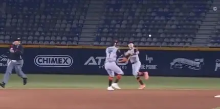 Ambos peloteros se llevaron las palmas al efectuar la espectacular jugada.
