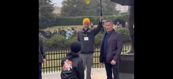 Niño recrea escena de Rocky Balboa ante Sylvester Stallone