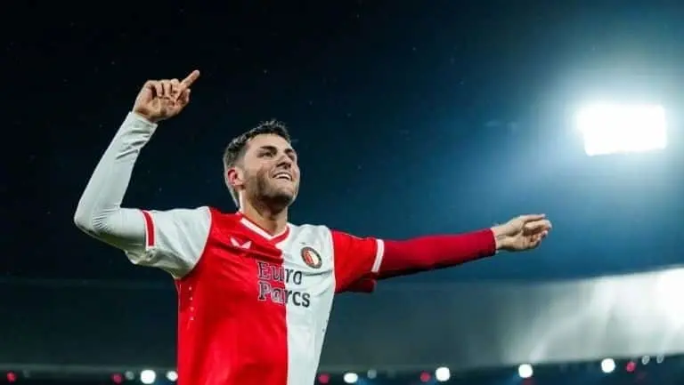 El jugador mexicano vive el mejor momento de su carrera con el Feyenoord.