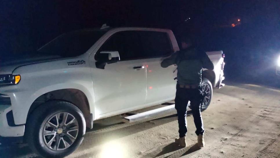 Policías de Investigación recuperan camioneta Silverado y un Aveo robados en Culiacán