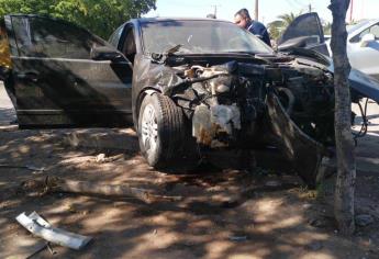 Aparatoso accidente en Los Mochis deja A3 lesionados entre ellos un bebé, sin pactaron contra la cerca de una escuela