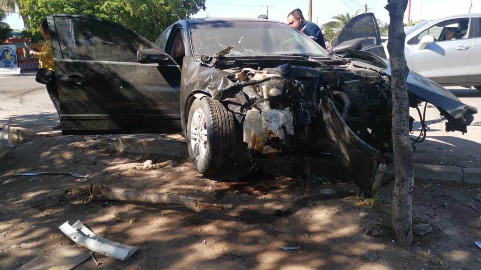 Aparatoso accidente en Los Mochis deja 3 lesionados, entre ellos un bebé; se impactaron contra la cerca de una escuela