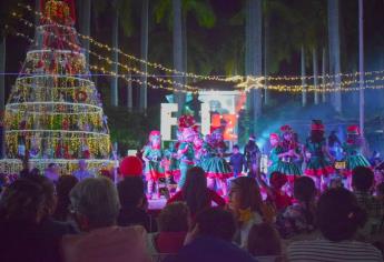 Celebran con éxito el tradicional encendido del Pino Navideño en El Fuerte