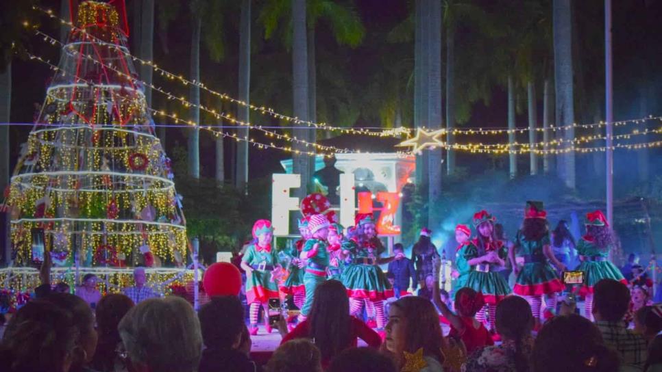 Celebran con éxito el tradicional encendido del Pino Navideño en El Fuerte