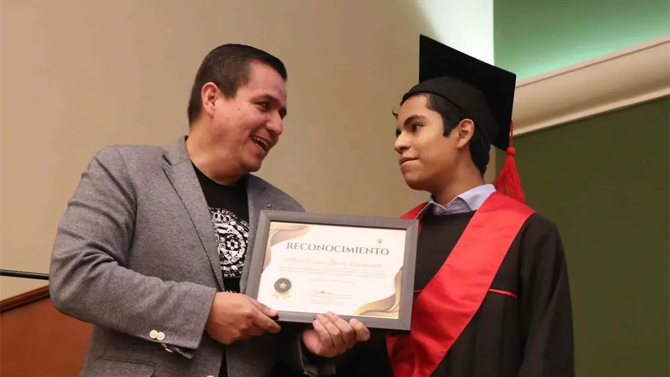 El joven de 13 años al recibir su título como Químico Farmacobiólogo.
