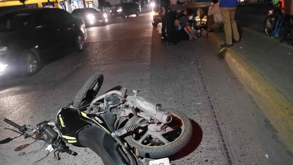 Derrapa por evitar chocar contra otro motociclista en Los Mochis
