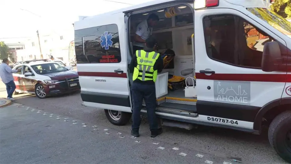 l impacto dejó a la fémina tendida en el pavimento con lesiones en brazos y piernas.