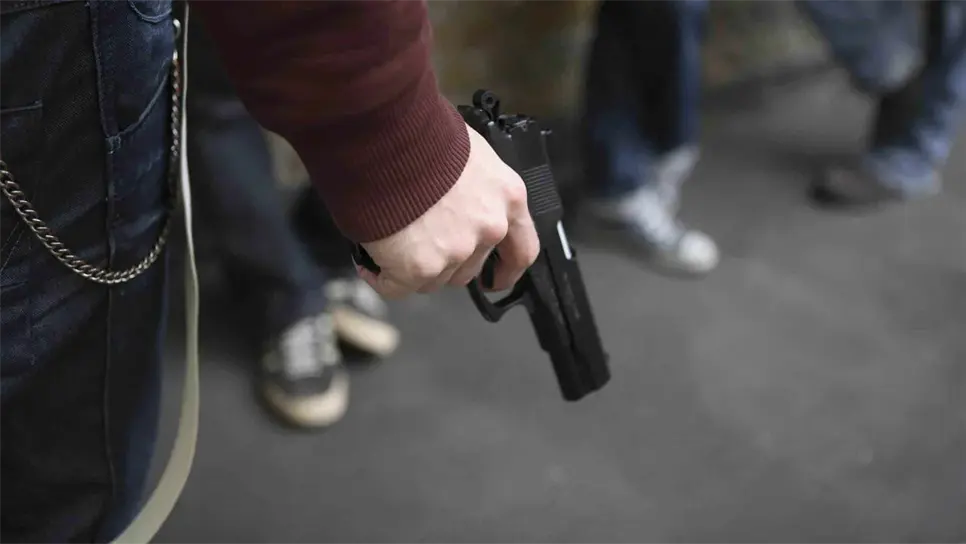 La persona tuvo que bajarse los pantalones para ver que no llevaba más objetos de valor.