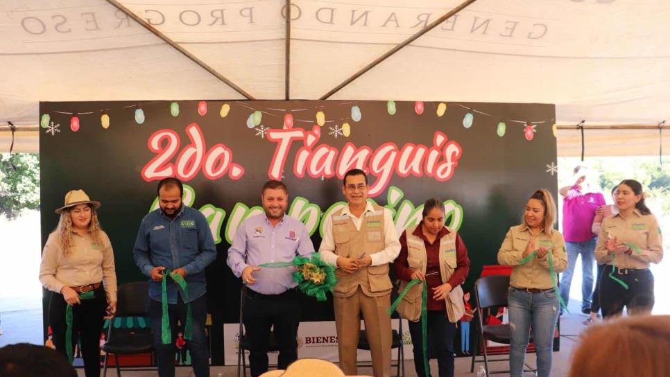 Alcalde de Badiraguato recorre el segundo Tianguis Campesino; reconoce el programa ‘Sembrando Vida’