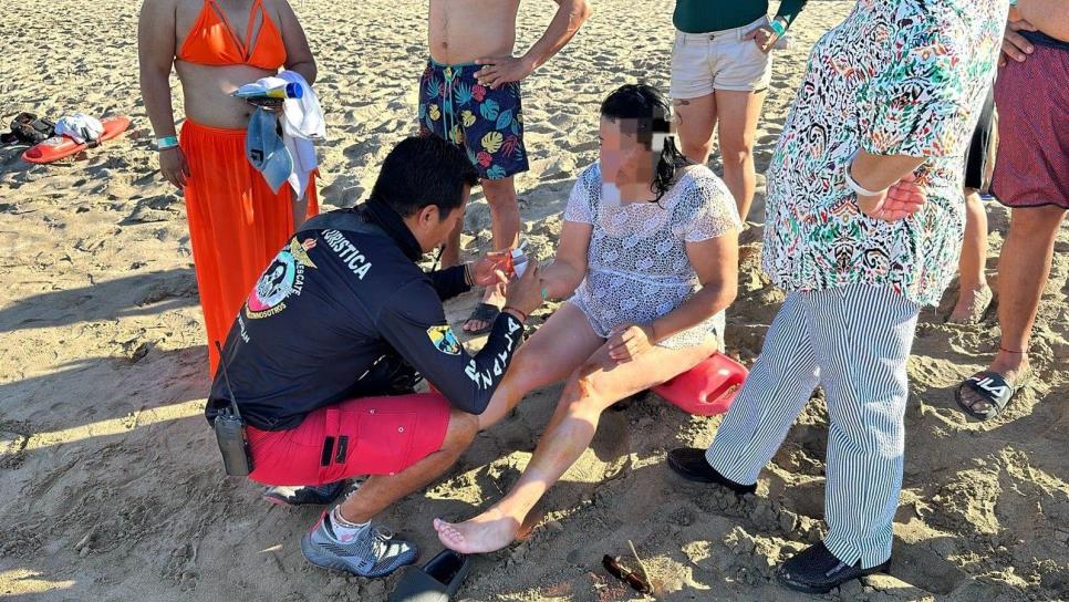Rescatan a 5 bañistas de ser arrastrados por el mar en Mazatlán