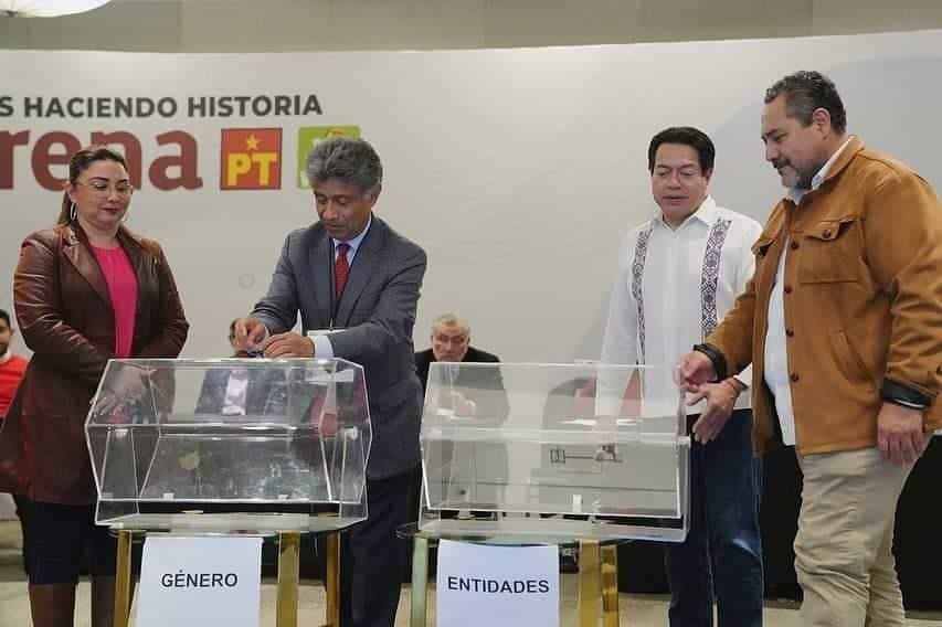 El sorteo del género para la fórmula al Senado de la República lo realizaron los dirigentes de la alianza conformada por Morena, PVEM y PT. FOTO: Cortesía.