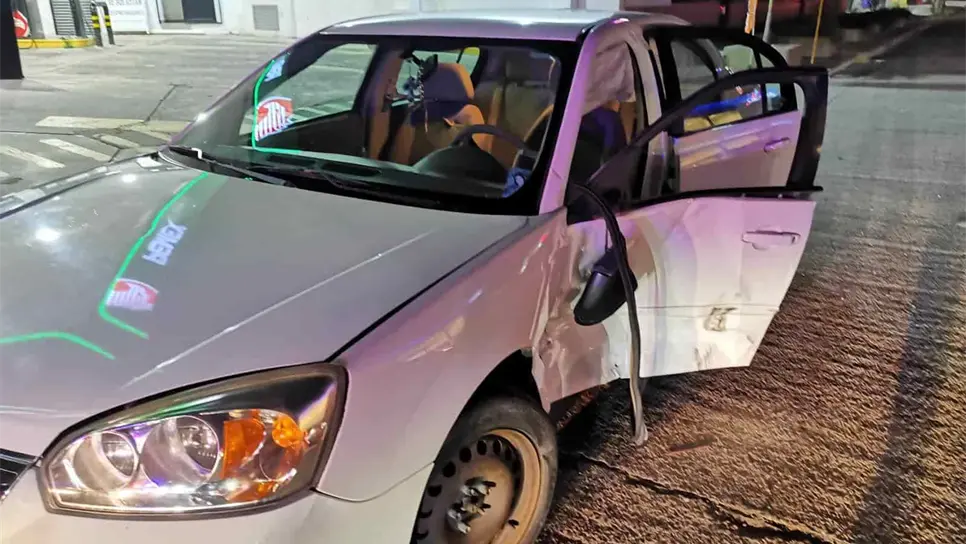 Una mujer adulta mayor terminó lesionada tras quedar prensada en su vehículo en un accidente en Los Mochis. FOTO: Osmar Zavala.