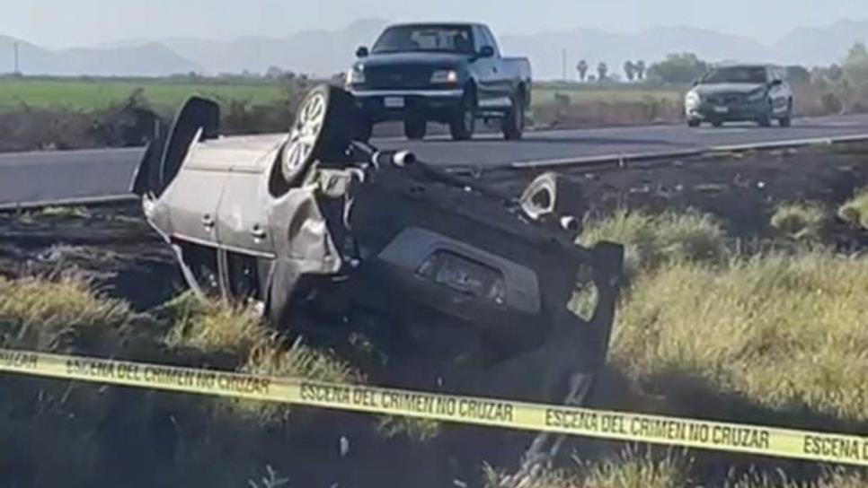 Hallan cuerpo sin vida y vehículo volcado en la México 15 en El Carrizo