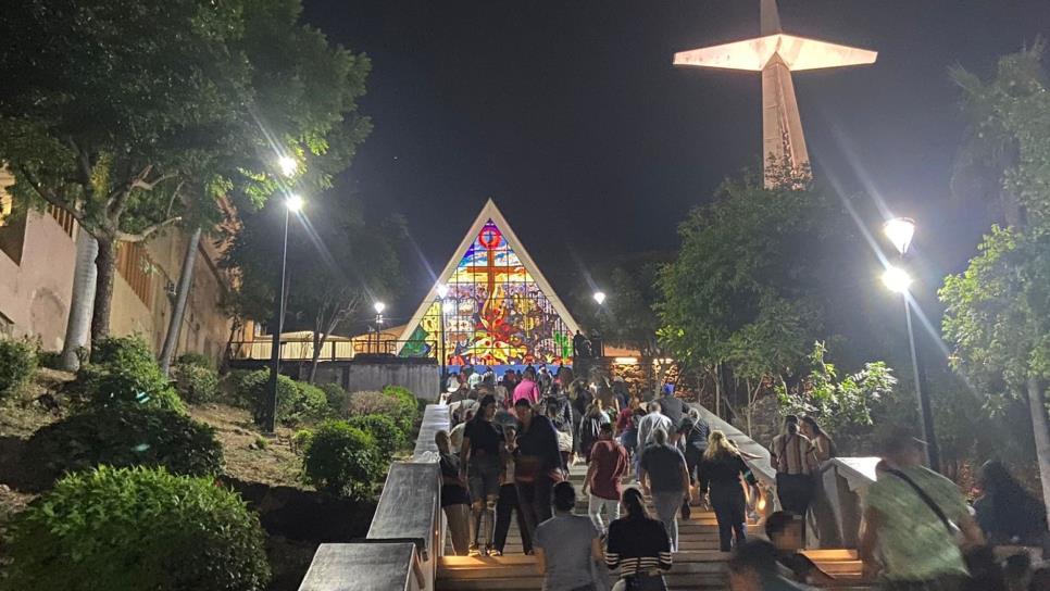 Con misa, mandas y kermés, cientos de feligreses celebran el Día de la Virgen en La Lomita de Culiacán