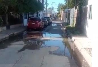 Fuga de agua provoca enojo entre vecinos de la Colonia Centro