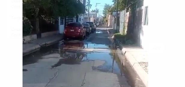Fuga de agua provoca enojo entre vecinos de la Colonia Centro