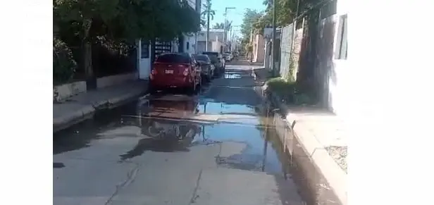 La fuga se encuentra desperdiciando miles de litros de agua en el callejón Sinaloa.