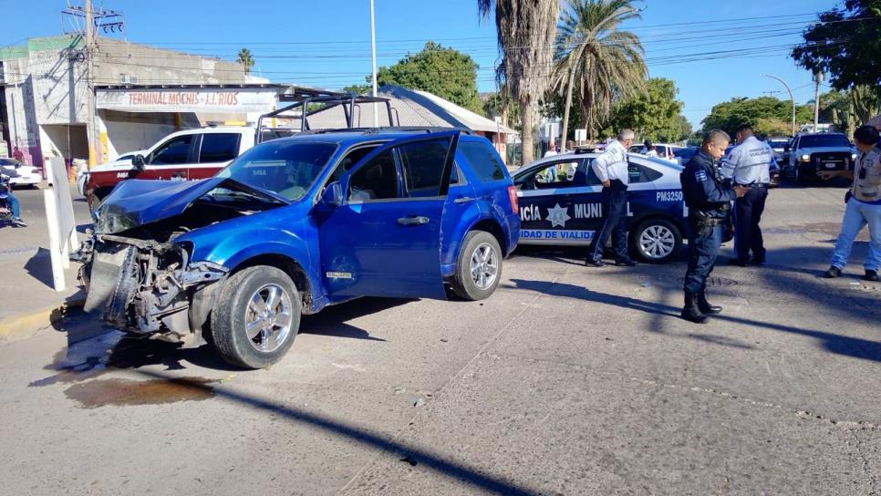 Hombre resulta lesionado tras volcar en la intersección de Marcial Ordóñez y Guillermo Prieto en Los Mochis Hombre resulta lesionado tras volcar en la intersección de Marcial Ordóñez y Guillermo Prieto en Los Mochis