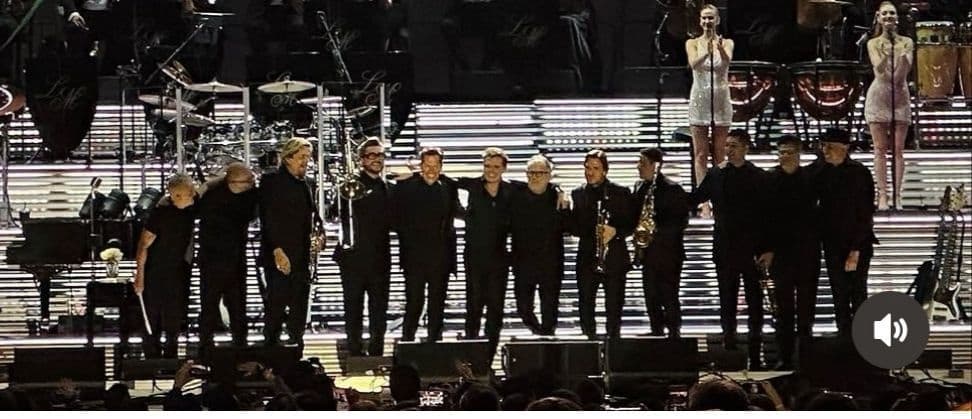 El grupo de doctores convivieron con los músicos de Luis Miguel.