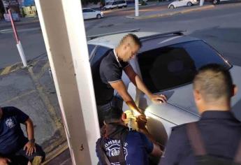 Conductor termina con el dedo atrapado en el depósito de combustible de su vehículo