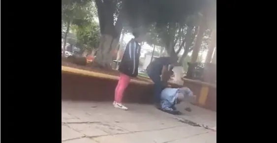 El padre de familia se cansó de golpear al adulto mayor por espantar a su hija.