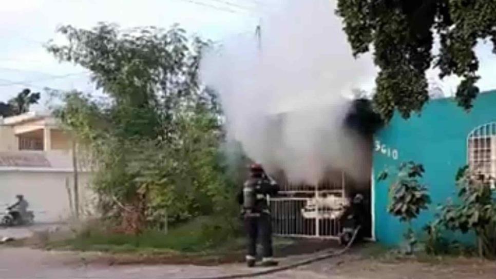 Se incendia una camioneta dentro de un domicilio de Culiacán