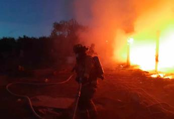 Incendio arrasa con dos viviendas en la ampliación Loma Bonita, Mazatlán | VIDEO