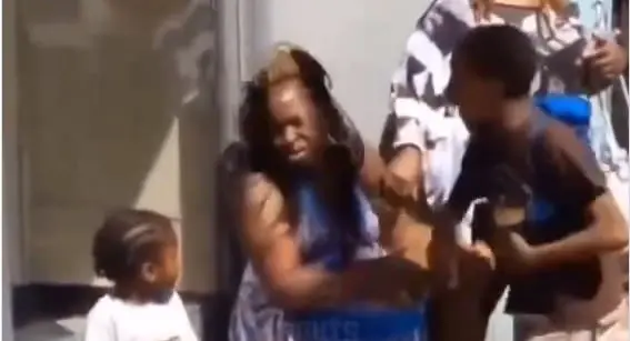 El pequeño al momento de cachetear a su mamá para que reaccionara.