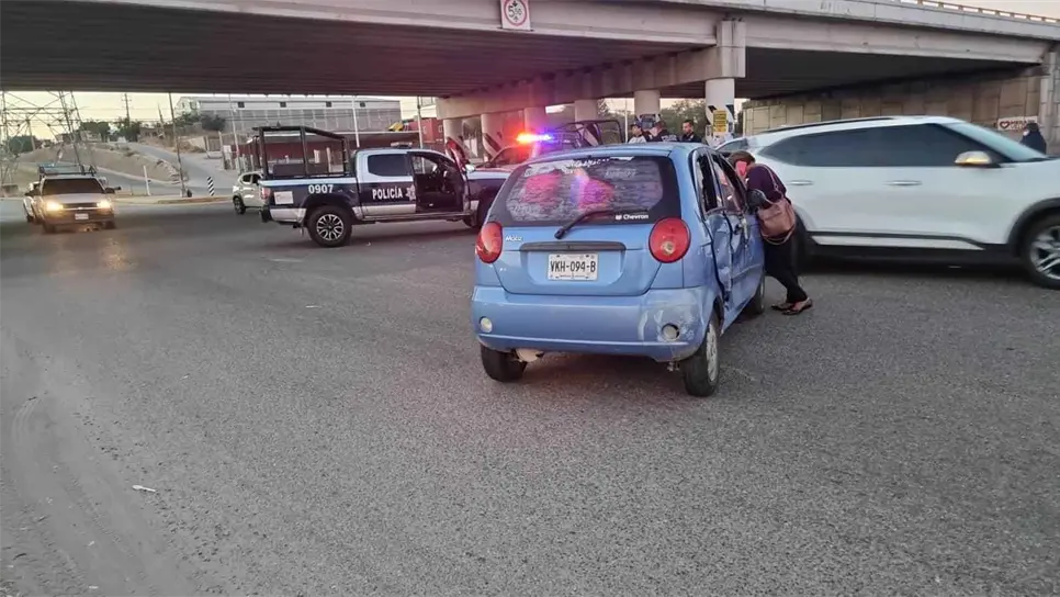 Choca patrulla contra vehículo compacto en Culiacán